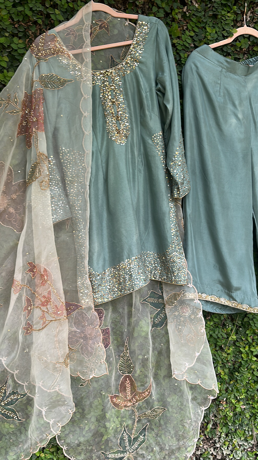 Neelam Noor suit