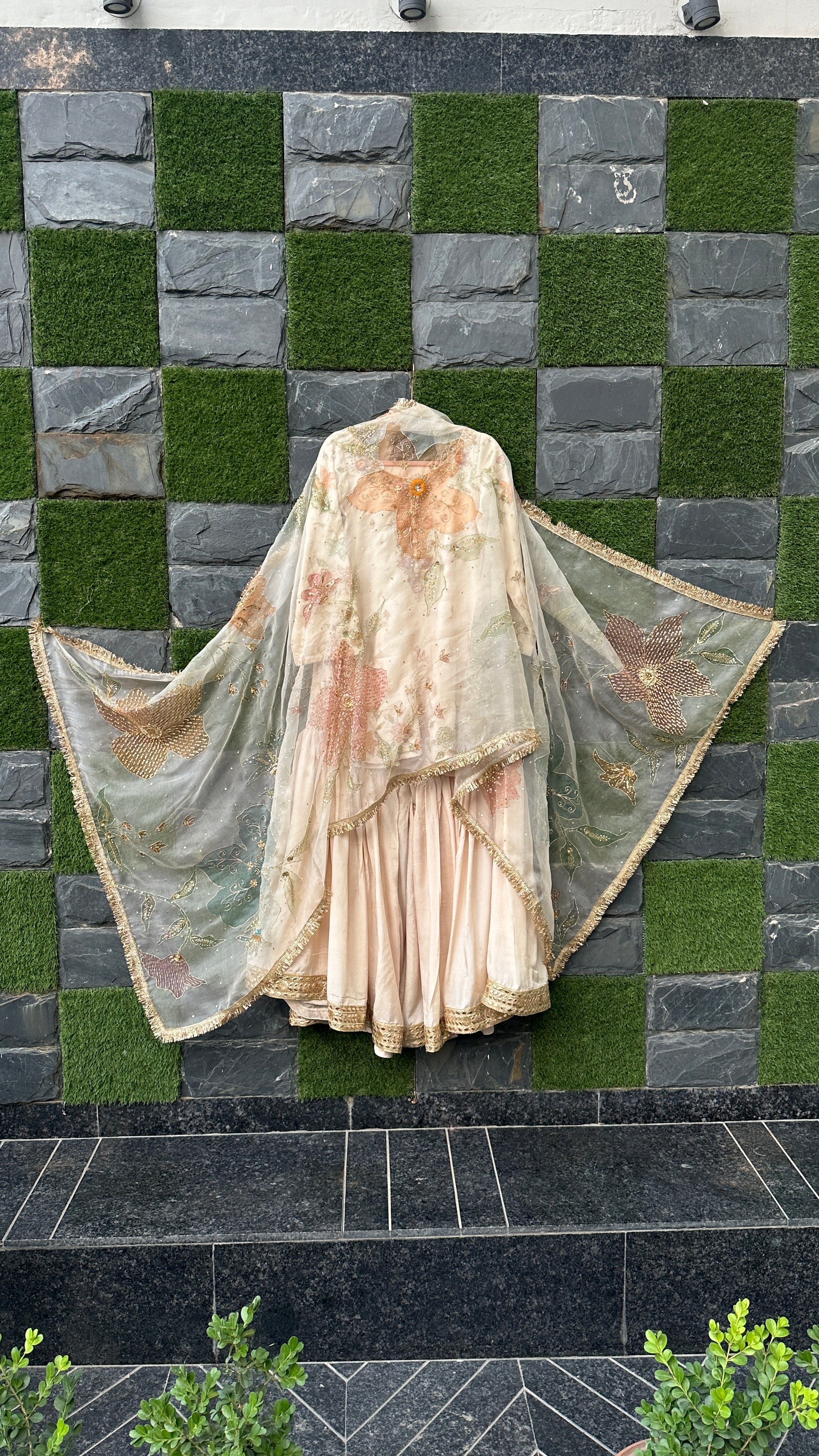 Chand Taara Silkpainted Garara set